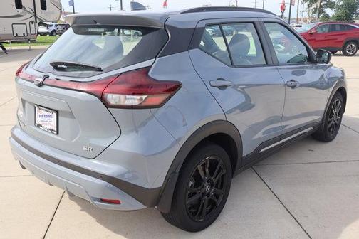 Boulder Gray Pearl 2023 Nissan Kicks SR