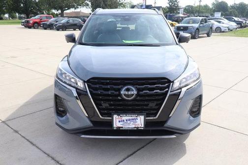 Boulder Gray Pearl 2023 Nissan Kicks SR