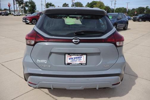Boulder Gray Pearl 2023 Nissan Kicks SR