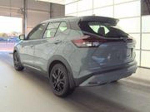 Boulder Gray Pearl 2023 Nissan Kicks SR