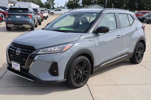 Boulder Gray Pearl 2023 Nissan Kicks SR