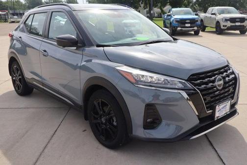Boulder Gray Pearl 2023 Nissan Kicks SR