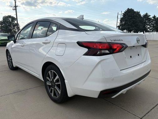 Aspen White 2024 Nissan Versa 1.6 SV