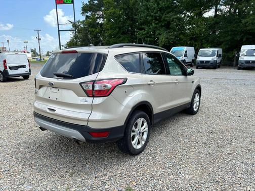 Ingot Silver Metallic 2018 Ford Escape SE
