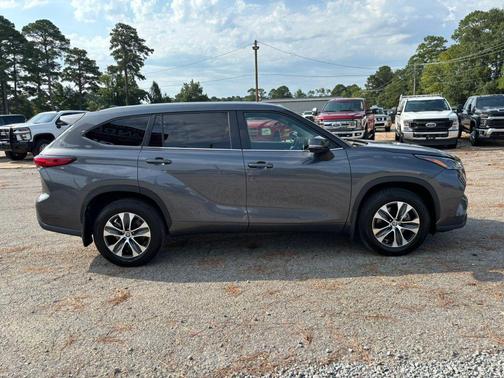 Grey 2023 Toyota Highlander XLE