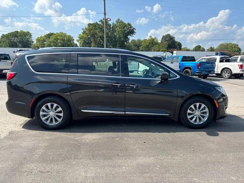 Brilliant Black Crystal Pearlcoat 2018 Chrysler Pacifica Touring-L