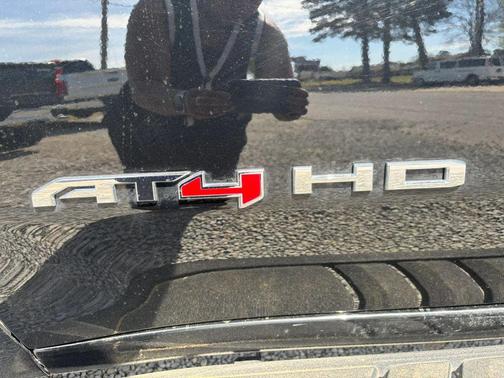 Onyx Black 2024 GMC Sierra 2500 AT4