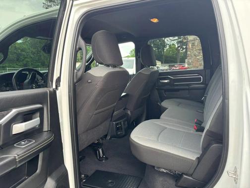 Bright White Clearcoat 2024 RAM 2500 Big Horn Crew Cab 4x4 6'4' Box