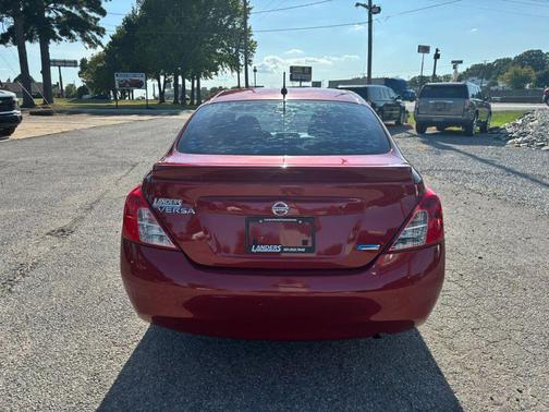 Red Brick 2014 Nissan Versa 1.6 SV