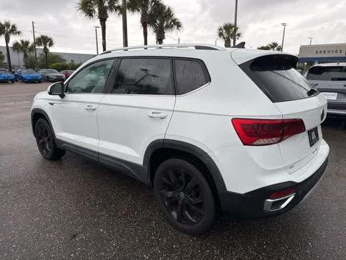 Pure White 2022 Volkswagen Taos 1.5T SE