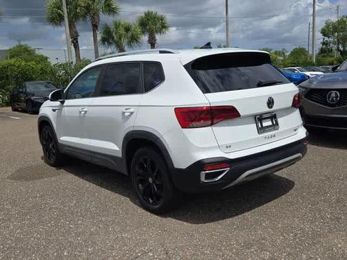 Pure White 2022 Volkswagen Taos 1.5T SE