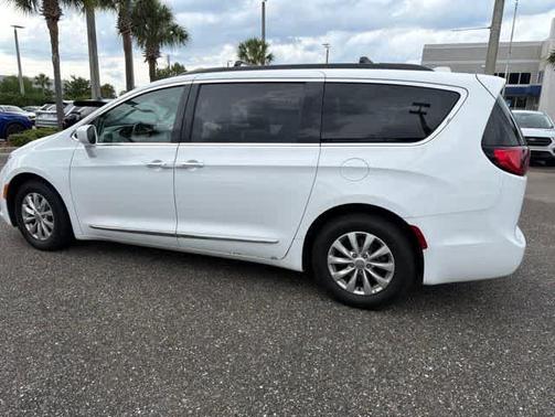 White 2017 Chrysler Pacifica Touring-L