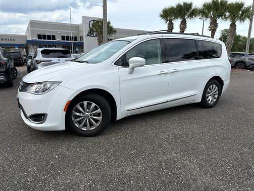 White 2017 Chrysler Pacifica Touring-L