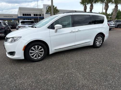 White 2017 Chrysler Pacifica Touring-L