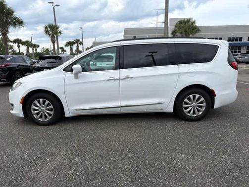White 2017 Chrysler Pacifica Touring-L