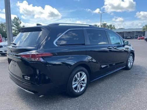 2023 Toyota Sienna Limited