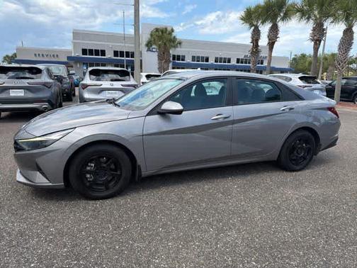 Gray 2022 Hyundai ELANTRA SE