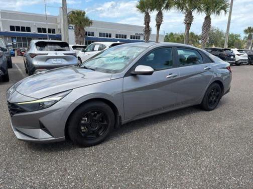 Gray 2022 Hyundai ELANTRA SE