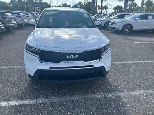 White 2023 Kia Sorento LX
