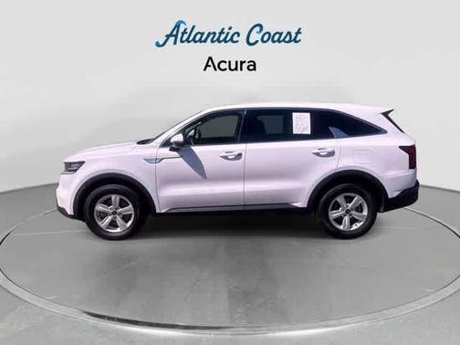 White 2023 Kia Sorento LX