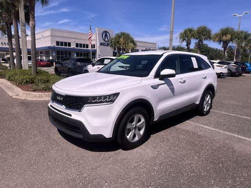 White 2023 Kia Sorento LX