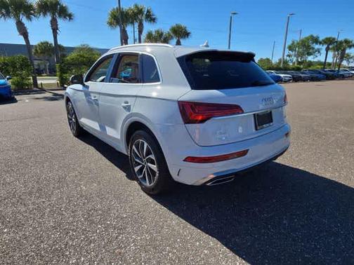 Glacier White Metallic 2022 Audi Q5 45 S line quattro Premium