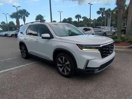 White 2023 Honda Pilot Elite