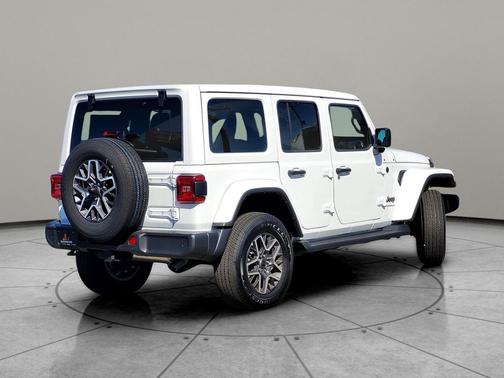 2025 Jeep Wrangler 4-Door Sahara 4x4