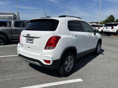 Summit White 2022 Chevrolet Trax LT