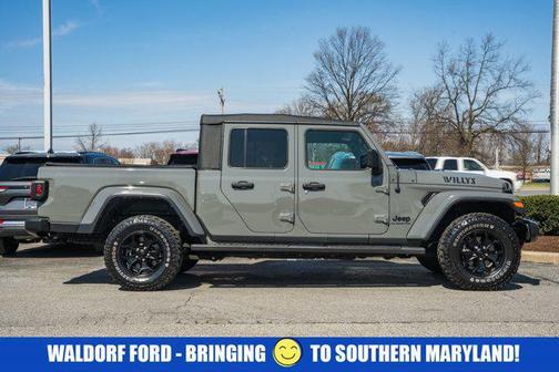 Sting-Gray Clearcoat 2022 Jeep Gladiator Willys 4x4