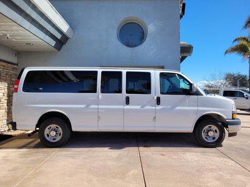 Photo 3 of 27 of 2019 Chevrolet Express 3500 LT