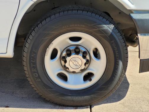 Photo 4 of 27 of 2019 Chevrolet Express 3500 LT