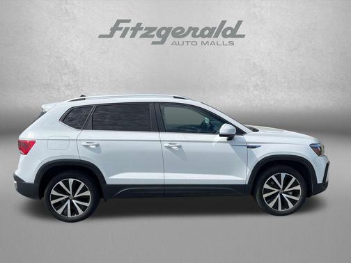 White 2024 Volkswagen Taos 1.5T SE