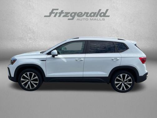 White 2024 Volkswagen Taos 1.5T SE