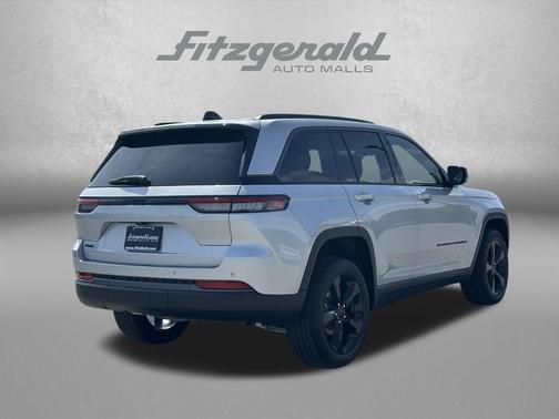 Silver Zynith 2026 Jeep Grand Cherokee Limited