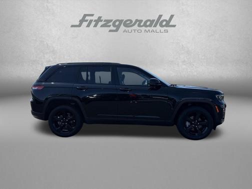 Diamond Black Crystal Pearlcoat 2023 Jeep Grand Cherokee Limited