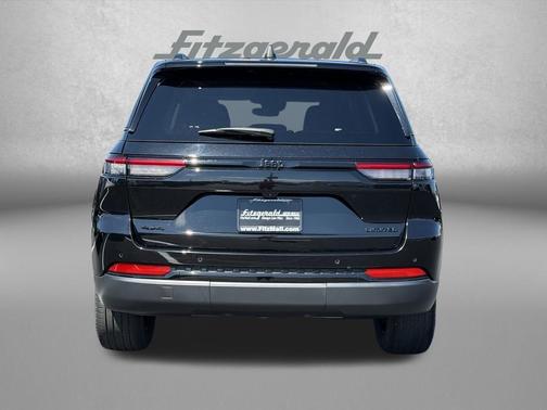 Diamond Black Crystal Pearlcoat 2023 Jeep Grand Cherokee Limited