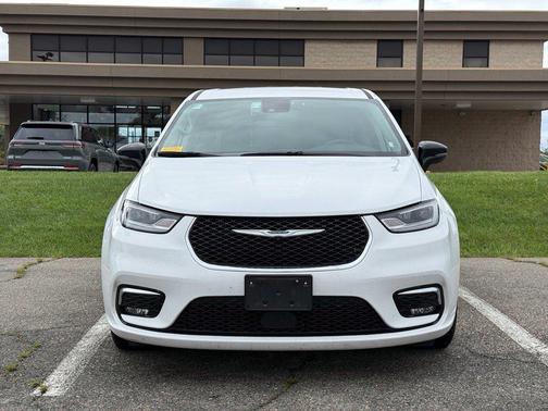 Bright White Clearcoat 2024 Chrysler Pacifica Touring L