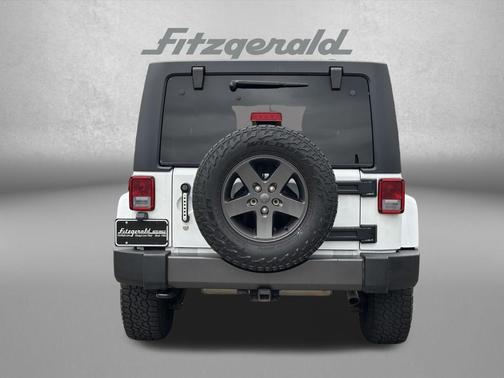 Bright White Clearcoat 2016 Jeep Wrangler Unlimited Freedom