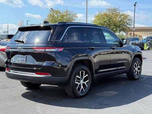 Diamond Black Crystal Pearlcoat 2023 Jeep Grand Cherokee Limited