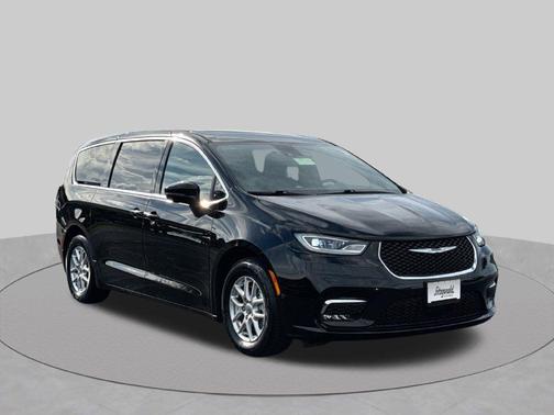 Diamond Black Crystal Pearlcoat 2024 Chrysler Pacifica Touring