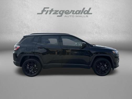 Diamond Black Crystal Pearlcoat 2026 Jeep Compass Latitude