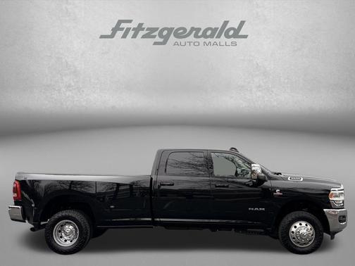 Diamond Black Crystal Pearlcoat 2024 RAM 3500 Laramie Crew Cab 4x4 8' Box