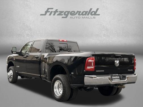 Diamond Black Crystal Pearlcoat 2024 RAM 3500 Laramie Crew Cab 4x4 8' Box