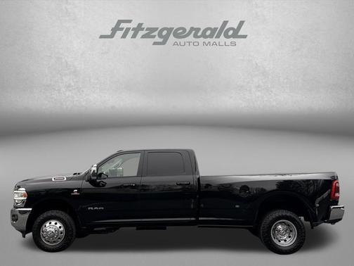 Diamond Black Crystal Pearlcoat 2024 RAM 3500 Laramie Crew Cab 4x4 8' Box