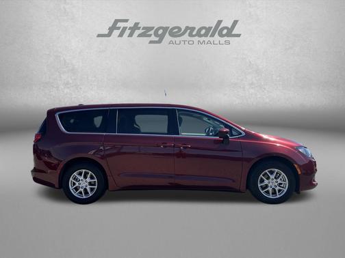 Velvet Red Pearlcoat 2023 Chrysler Voyager LX