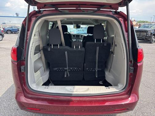 Velvet Red Pearlcoat 2023 Chrysler Voyager LX