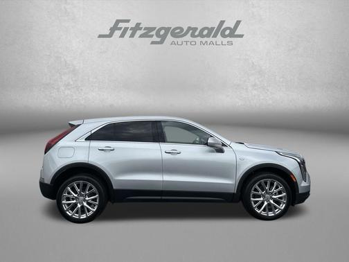 Radiant Silver Metallic 2022 Cadillac XT4 Luxury