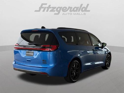 Hydro Blue Pearlcoat 2027 Chrysler Pacifica L