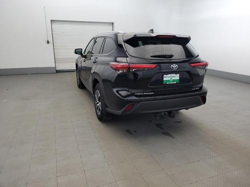 Midnight Black Metallic 2022 Toyota Highlander XLE